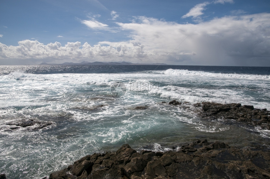 在哪里水海浪观测到的岩石海滩兰萨罗特岛图片