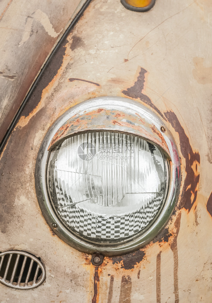 老式汽车前照灯和生锈的引擎盖特写经典机械大灯图片