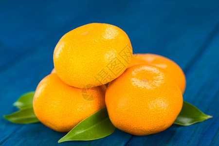 桌子上的橙子图片