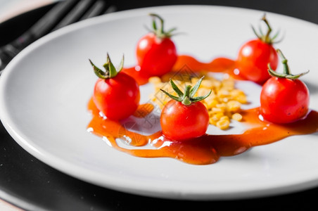 自然小番茄和豆子放在生物食品的白菜上创建艺术图片