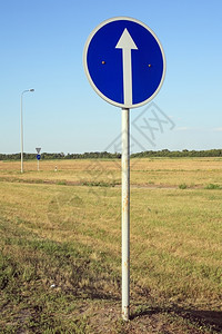 蓝色白圈简单的路边蓝色交通标志上的白箭头圆形圈背景