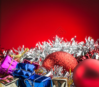 盒子新的红背景圣诞饰物礼品盒和球体奏鸣曲图片