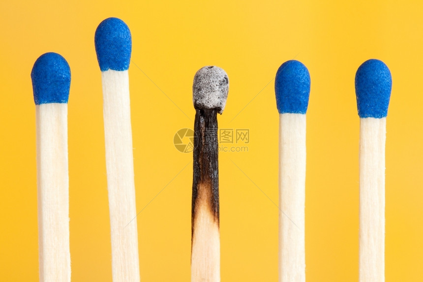 四场火柴一被黄底烧硫木制的易燃图片
