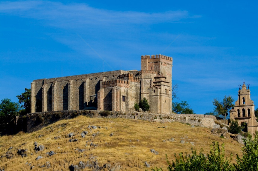 增加提升Aracenarsquos市的城堡位于同名的山脉CastillofortalezadeAracenaCastle阿拉塞纳图片