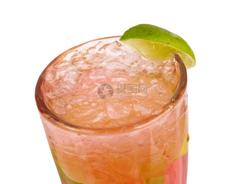 苦艾酒在白色背景上隔离的贝利柑橘柠檬鸡尾酒特制精红色的图片