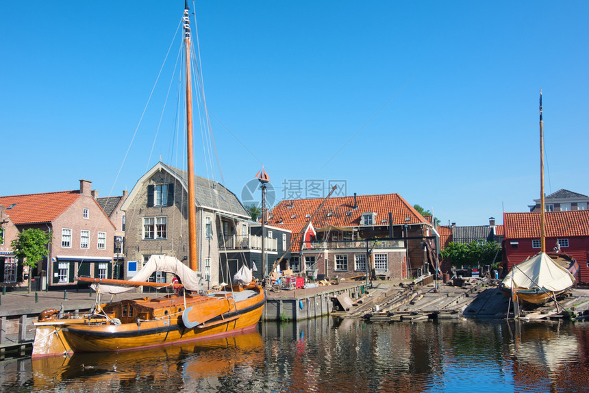 工作波特船舶在斯帕肯堡用老式木制荷兰典型船只建造旧厂图片