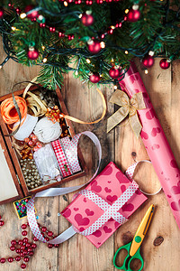 水平的传统包装和饰圣诞礼物配有彩色纸张和丝带家图片
