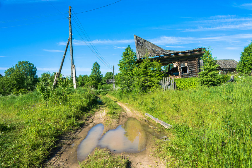 老的幽灵般俄罗斯Kostroma地区的Pavlovo被废弃和腐烂的村庄自然图片