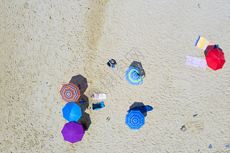宽的放松景观海滩上绵翔伞的空中顶点图片