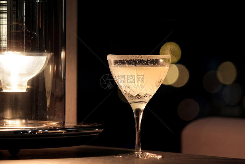 喝轮缘经典的玛格丽塔鸡尾酒配有石灰片和咸马加丽塔鸡尾酒配有石灰片和盐边图片