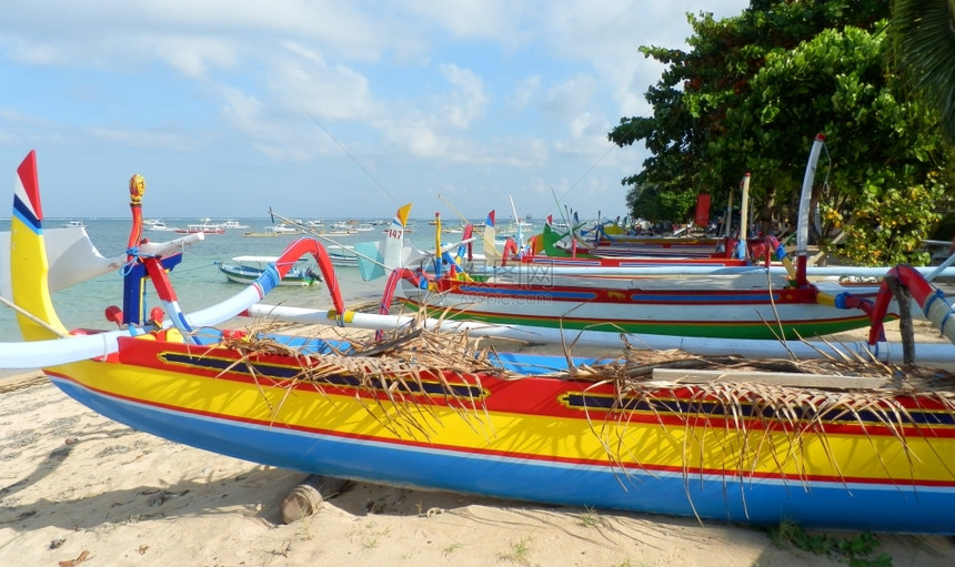 印度尼西亚帆巴厘萨努尔海滩上丰富多彩的传统渔船颜色图片