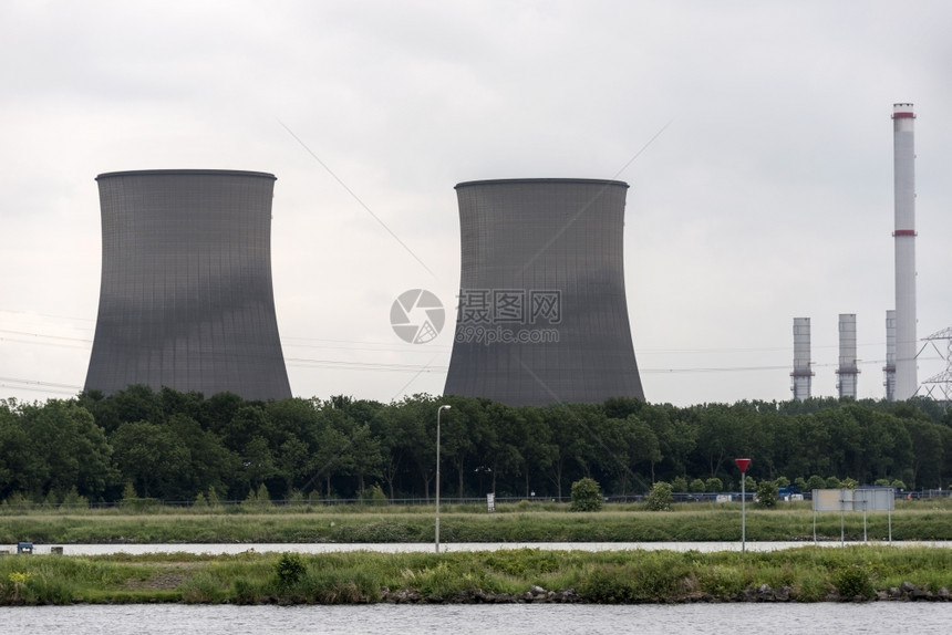 MaasbrachtHolland发电厂的大型冷却塔为了烟囱马斯布拉赫特图片