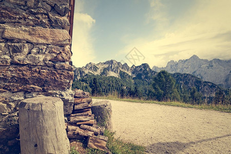 乡村的柴全景意大利阿尔卑斯山Alps照片以古代风格制作图片