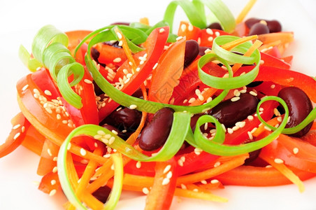 番茄沙拉甜辣椒红豆含芝麻的胡萝卜椒蔬菜食物图片