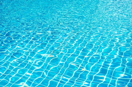 蓝色的游泳池阳光反射图片