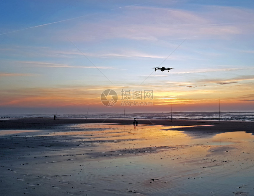 黄昏在葡萄牙美丽的日落无人机在海滩上飞行岛屿水图片