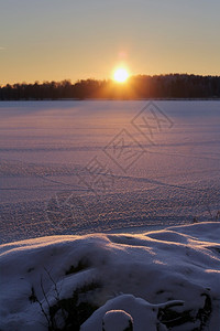 垂直的冰冻湖日落冬季概念冷冻雪图片