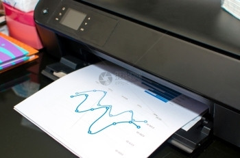 扫描器在办公室的表格上打印文档传真复制图片