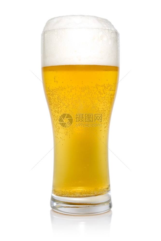 在白色背景上隔绝的啤酒杯茶点黄色的啤酒厂图片