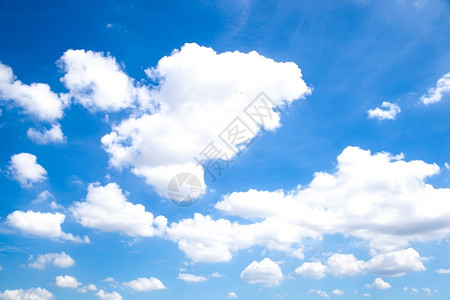 在阳光明媚的白天云和空群气蓝色的美丽背景图片