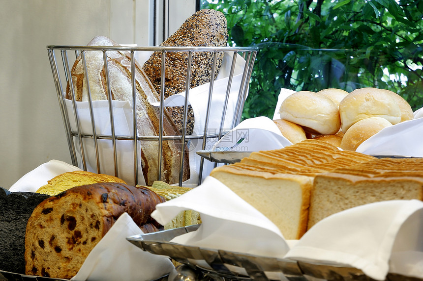 早餐自助线上许多种类的面包自制餐厅图片