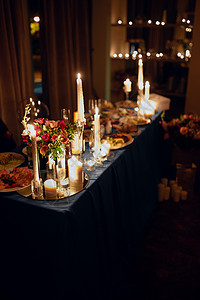 餐桌上点燃蜡烛装饰图片