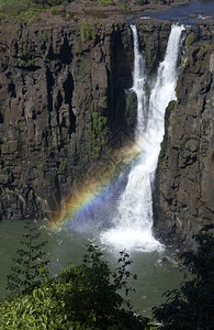 伊瓜苏瀑布或是巴西阿根廷边境伊瓜苏河的瀑布风景优美丛林旅行图片