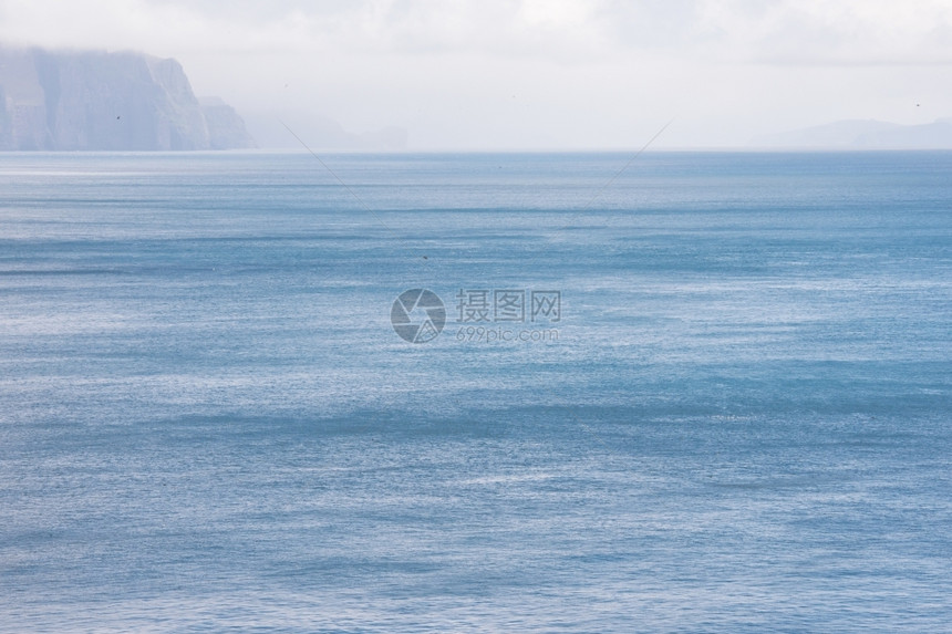 法罗群岛的典型地貌景观从布满蓝色海洋和云雾的Mykines中可以看出岛屿岩石蓝色的图片