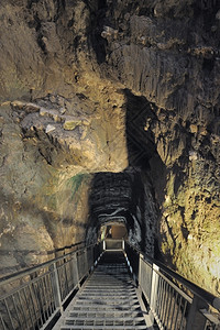 为了通向以色列Megiddo山上的铜器时代的隧道废墟挖掘图片