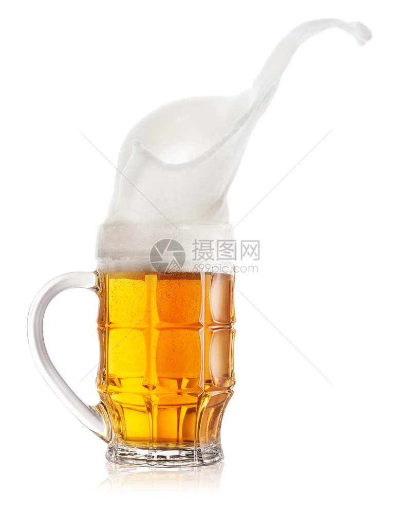 喝泡沫在一张脸部杯子上喷着轻啤酒被一个脸部杯子隔绝在白底背景上用脸部杯子抽着轻啤酒品脱图片