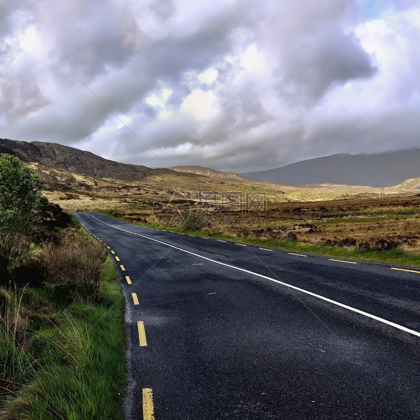 沥青爱尔兰人Glenveagh公园CountyDonegalGlenveagh来自爱尔兰的GleannBheatha意思是白桦林图片