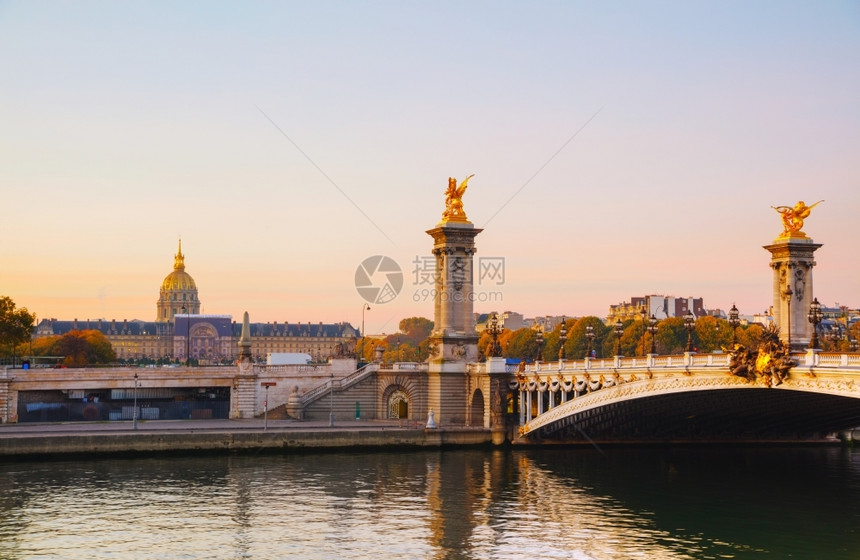 日出时法国巴黎的亚历山大三世桥罾古老的夜晚图片