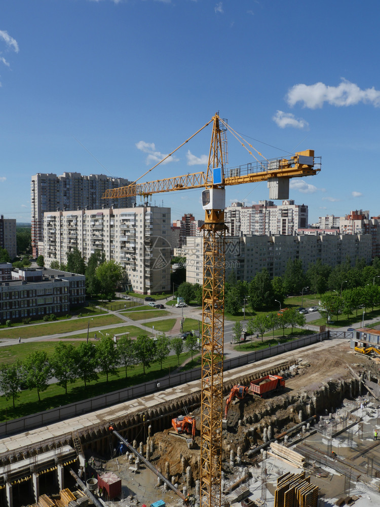 工人从上至城市视图的建筑工地上高塔起重机工程行业图片