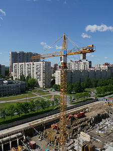 工人从上至城市视图的建筑工地上高塔起重机工程行业图片