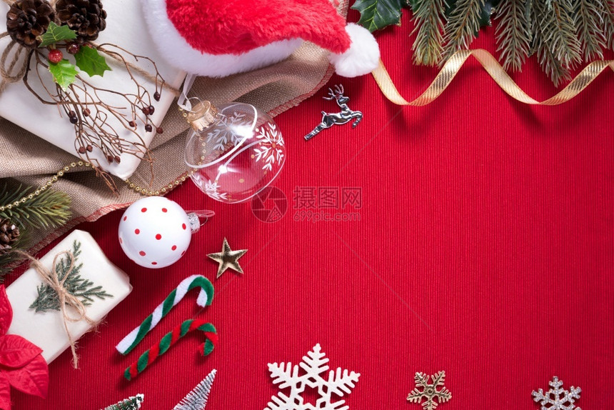 球喜庆的圣诞快乐和新年庆祝红布背景及复制空间的纪念奖章见附件快乐的图片