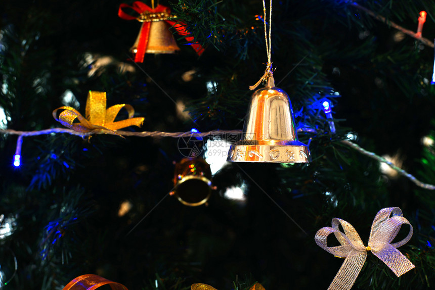 圣诞树装饰的金铃图片