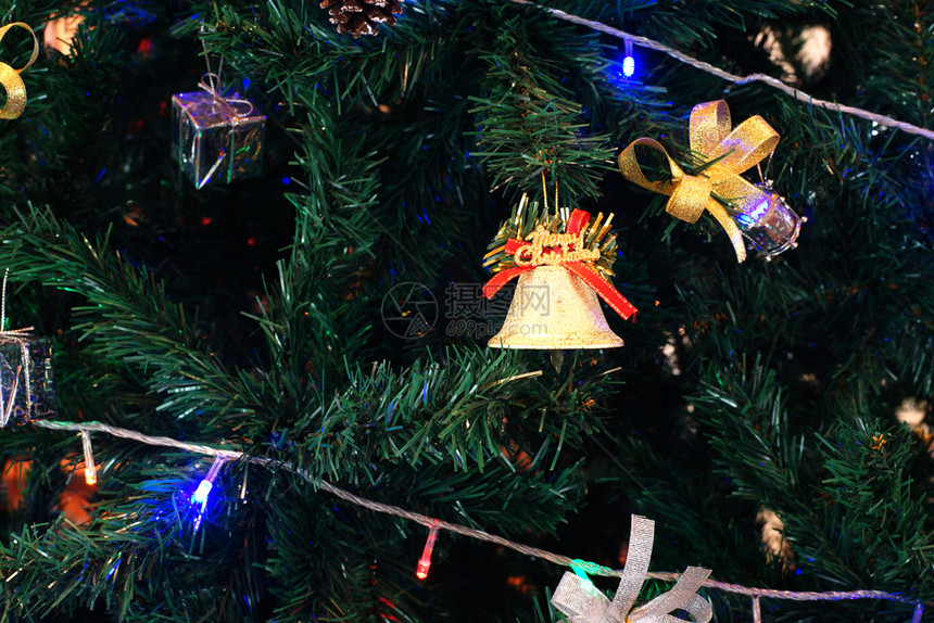 圣诞树装饰的金铃铛图片