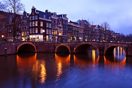 晚上在荷兰阿姆斯特丹建筑的城市水图片