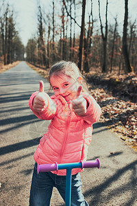 户外骑滑板的小女孩图片