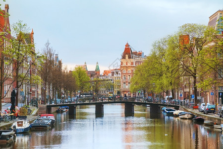 荷兰阿姆斯特丹日出时的概览荷兰屋著名的河图片