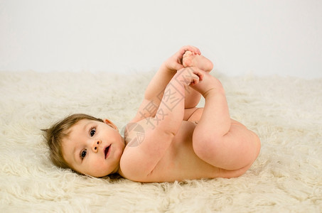 躺在地毯上的可爱婴儿背景图片