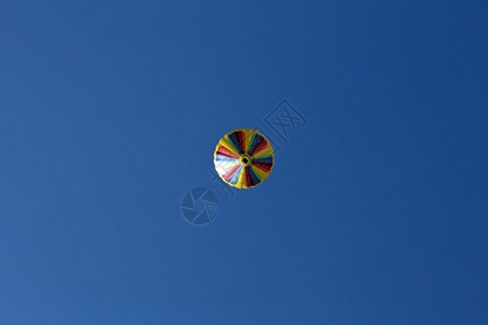 有色篮子热气球拍摄在无云的蓝天空上热图片