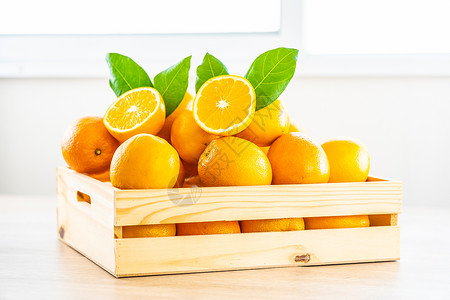 木制的桌上新鲜橙子水果健康食品概念绿色素主义者图片