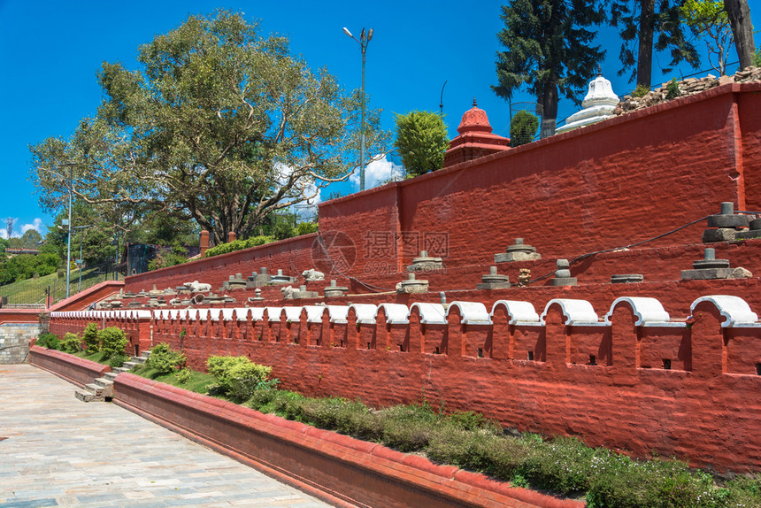 文化建造在尼泊尔晴朗的日出落时在普什帕蒂那寺庙内建筑群中的红色墙壁天图片