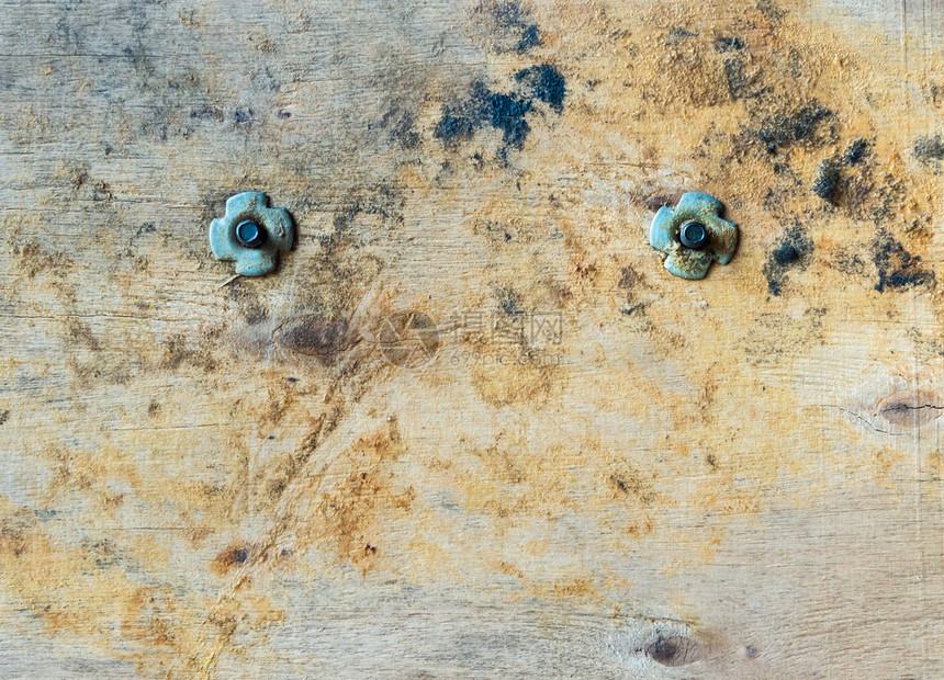 木头粗糙的破碎沙发上脏木板的旧金属螺丝细节图片
