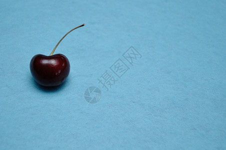 食物蓝色背景的单一红樱桃蓝色的可口图片