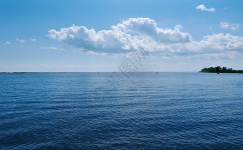 云海滩垂直的俄罗斯伊尔门湖大诺夫哥罗德地区图片