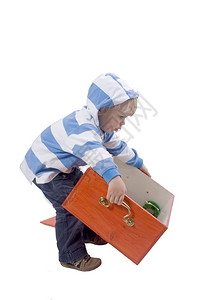 男孩举起木制玩具箱图片
