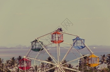 绿松石旅行筛选Ferris轮飞蓝天空旧式过滤效应图片