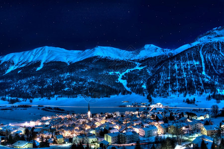 一种靠近恩加丁Zuozengadin在圣莫里茨附近的瑞士在一个冬夜设计图片